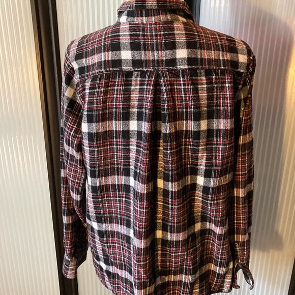 Ladies Woolrich long sleeve button down flannel shirt. Fitted w/ breast pockets. - Picture 4 of 8